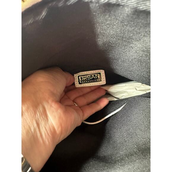 Urban Expressions Ivory Quilted Wristlet - Picture 5 of 13